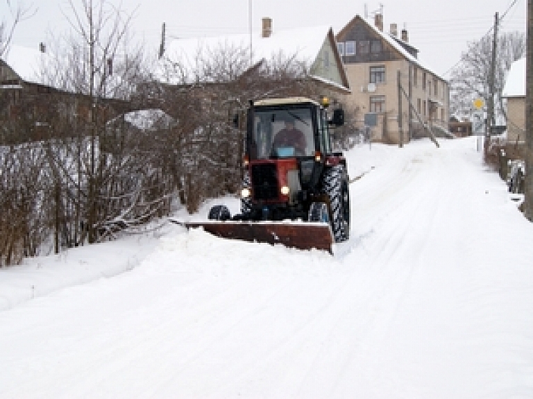 Dagdā piedāvā iespēju no sniega attīrīt privātos ceļus

