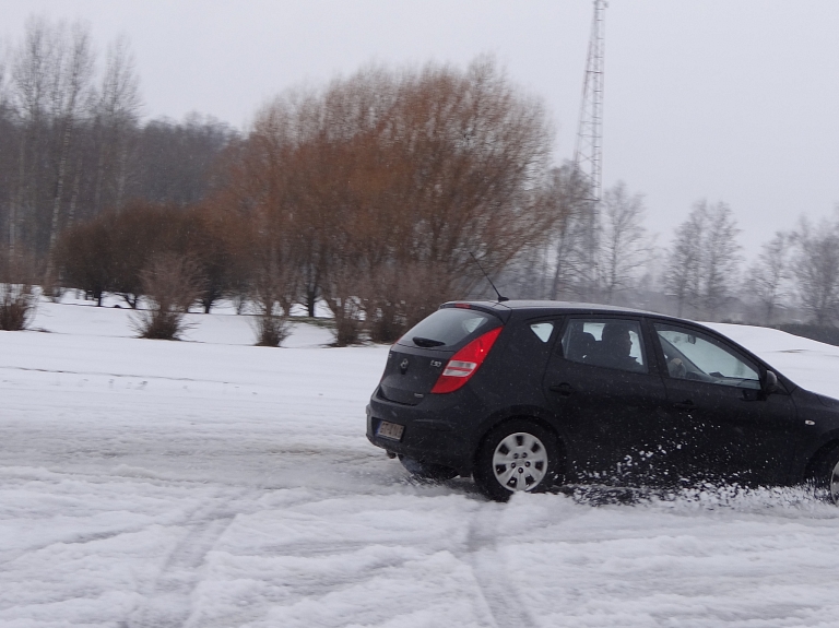 Vidzemes reģionā snigšana un sniegs apgrūtina braukšanu