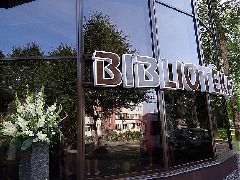 Limbažu bibliotēka aicina iedzīvotājus piedalīties izstāžu veidošanā

