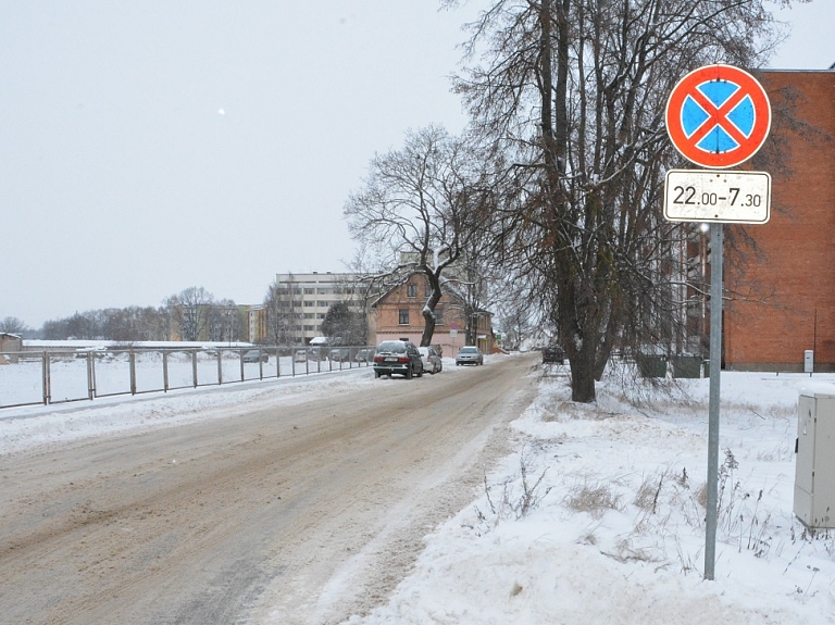 Valmierā līdz aprīlim vairākos ielu posmos aizliegts apstāties

