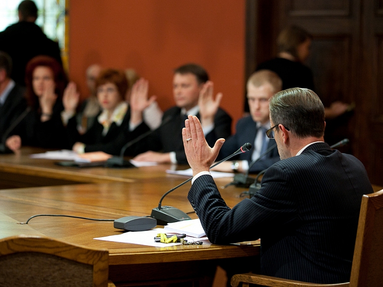 Saeima aicina skolēnus "ēnot" parlamenta deputātus un darbiniekus

