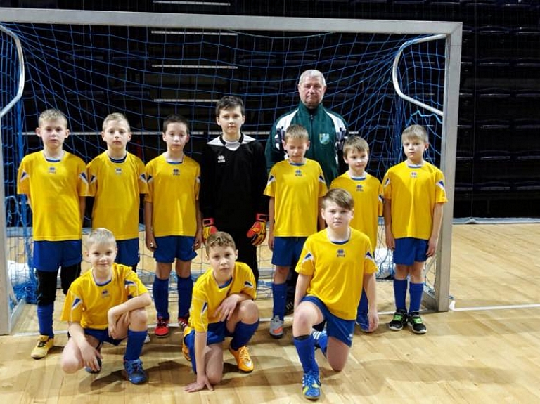 Viesītes sporta skolas jaunie futbolisti uzkrāj meistarību Lietuvā

