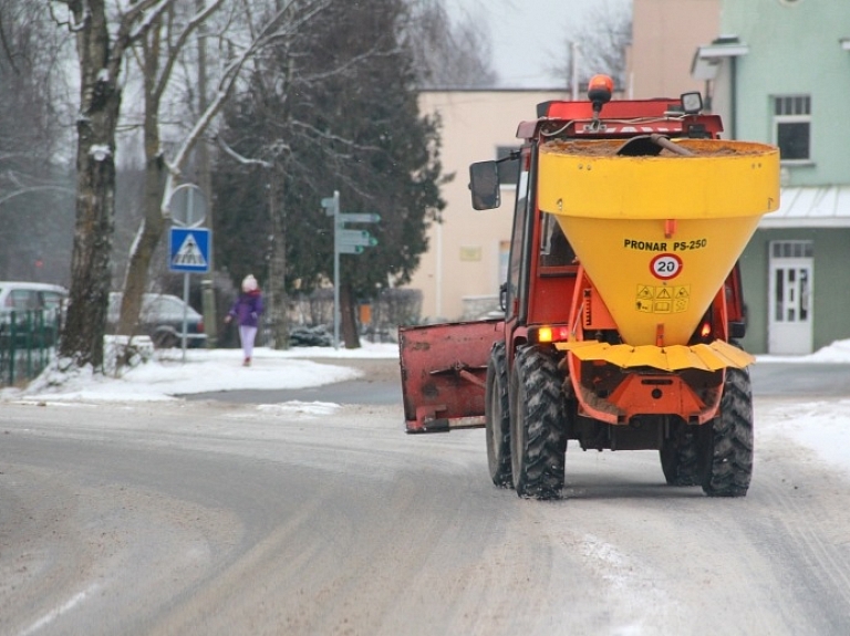 Carnikavā turpinās ielu atbrīvošana no sniega