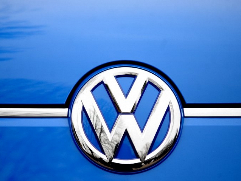 Latvijā vieglo pasažieru automobiļu zīmolu topa līderis pērn -"Volkswagen"

