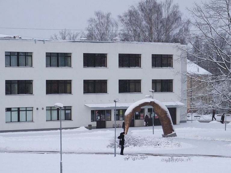 Valmieras Kultūras centrā notiks izrāde bērniem "Baltais Lācis – superzvaigzne"