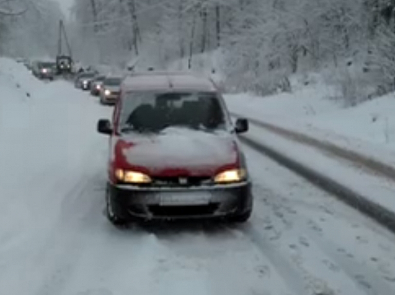 Siguldas apkaimē snigšana turpina apgrūtināt braukšanu

