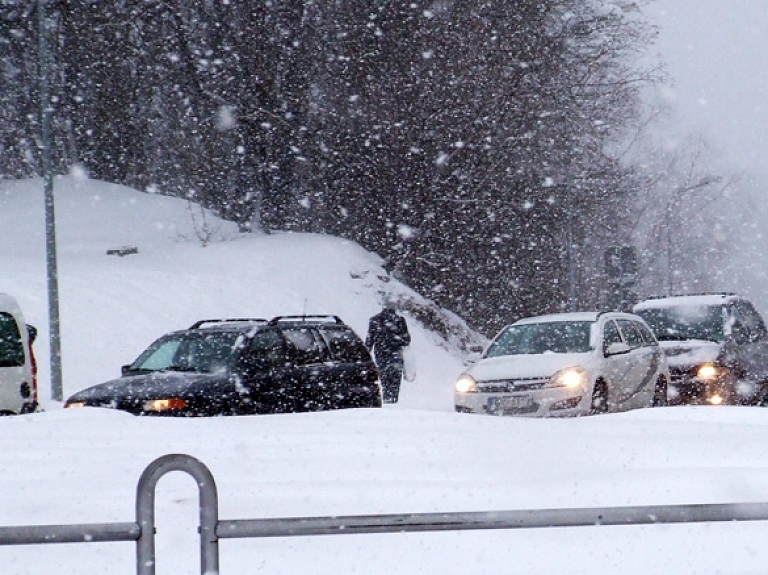 Uz valsts ceļiem strādā ziemas tehnika; autovadītājus aicina būt pacietīgiem un nesteigties ar apdzīšanu

