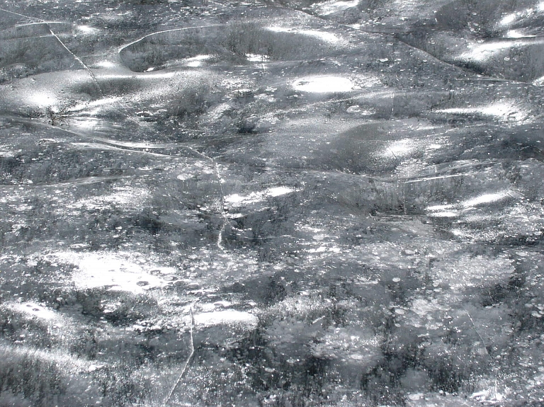 Ledus biezums Daugavā vietām sasniedz 22 centimetrus

