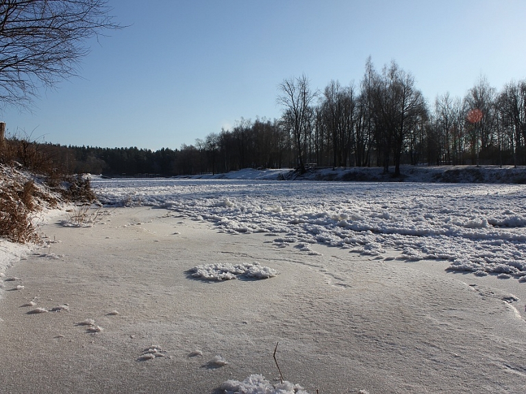 Gaujā pie Carnikavas pieaudzis ledus biezums
