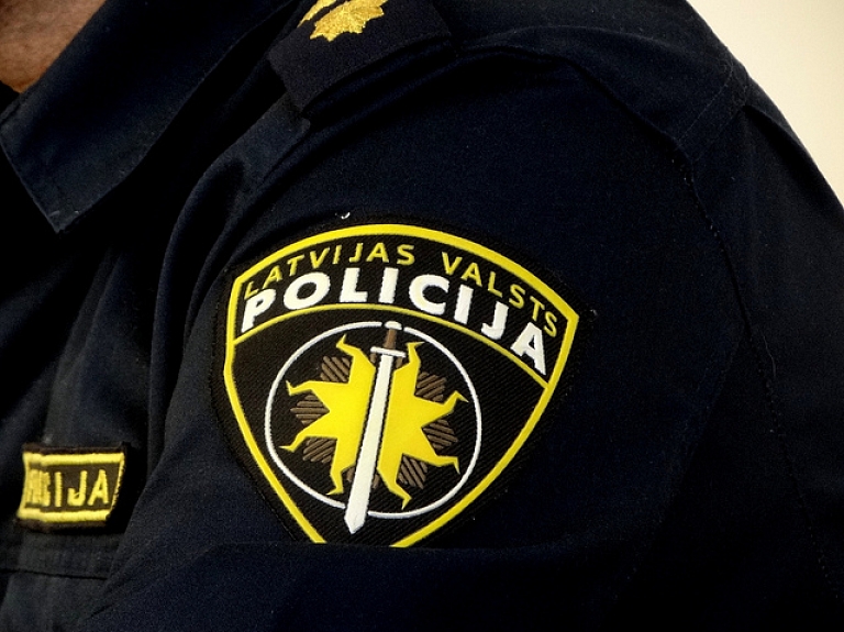 Vecumniekos ziņots par aizdomīgu vīrieti, kas busiņā vilina bērnus

