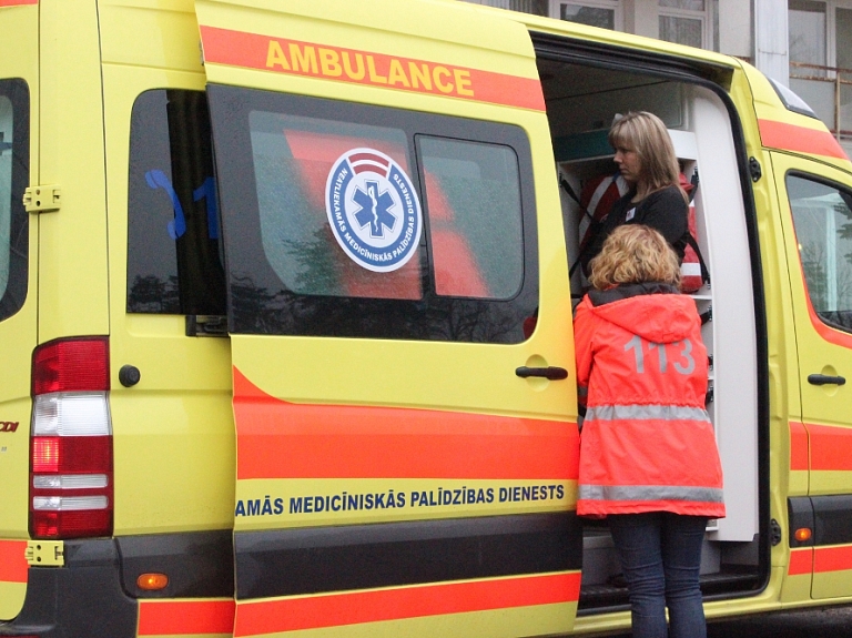 Mediķi Kurzemē sniedz palīdzību sievietei ar galvas traumu