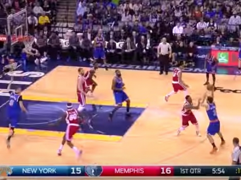 Video: Porziņģis izcīna 17 punktus "Knicks" spēlē pret "Grizzlies"