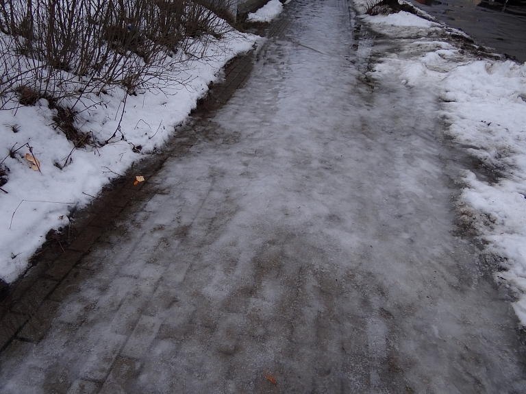 Slidenu ietvju dēļ sieviete Rīgā gūst traumas

