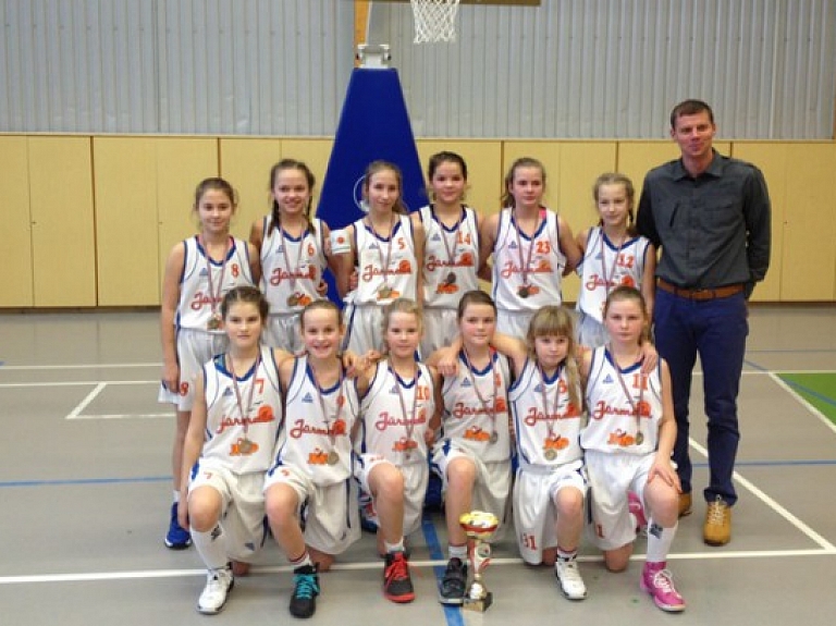 Jūrmalas jaunās basketbolistes gadu uzsāk ar uzvaru

