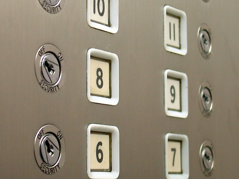 Liepājā seši cilvēki iesprūst liftā