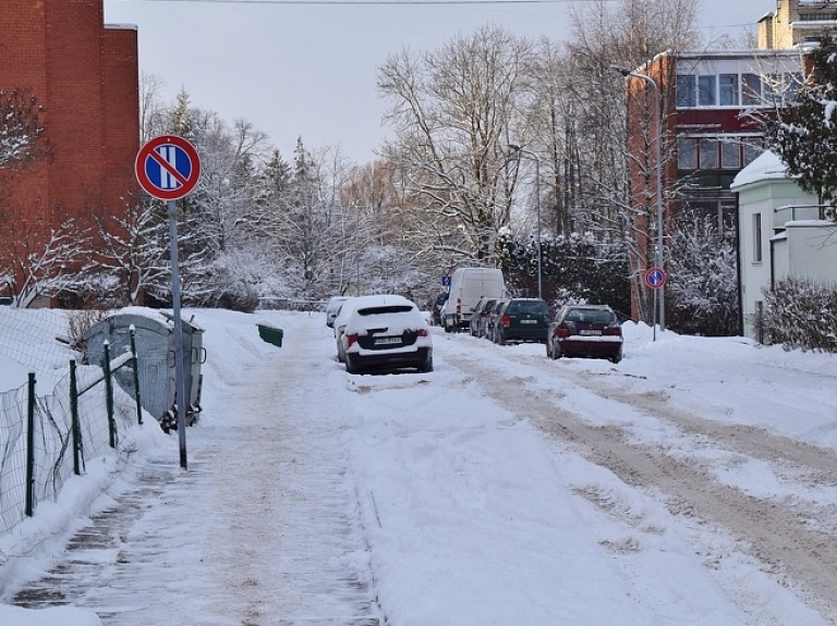 Maija ielā Cesīs noteikta ierobežota automašīnu stāvēšana

