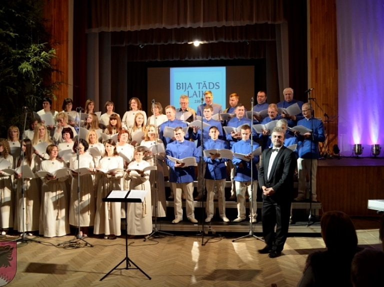 Balvos atzīmēta barikāžu 25.gadadiena