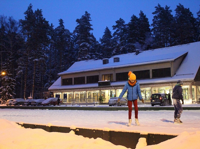 Aicina baudīt ziemas priekus Pasaku mežā

