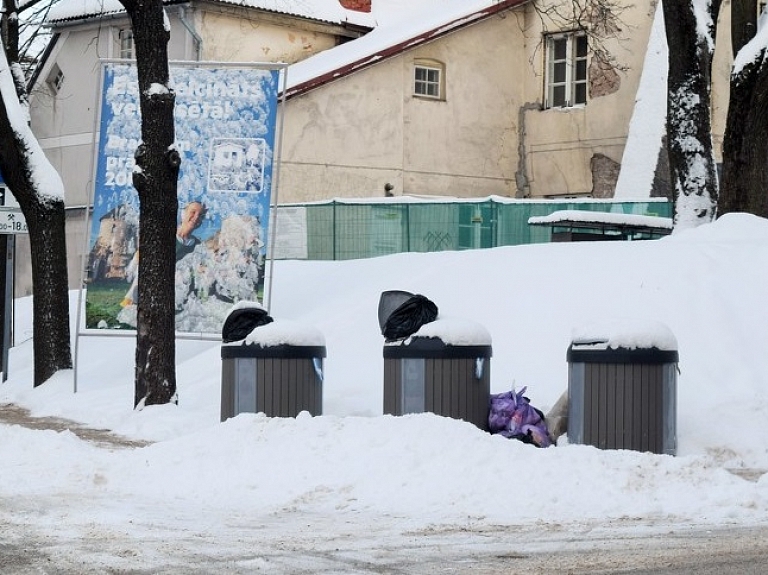 Cēsu vecpilsētas jaunajos konteineros iedzīvotāji mēdz ievietot neparedzētus atkritumus