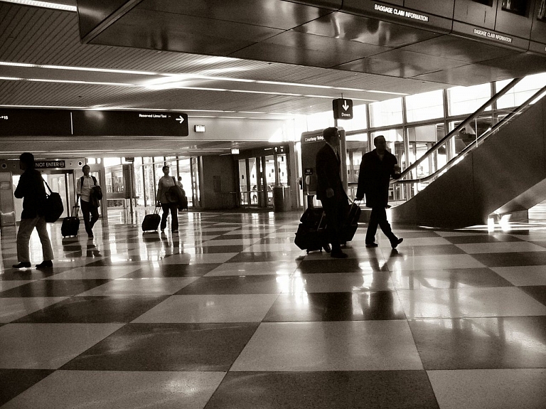 Lems par tiesvedības izbeigšanu lidostas "Rīga" un "airBaltic" strīdā par zaudējumu piedziņu

