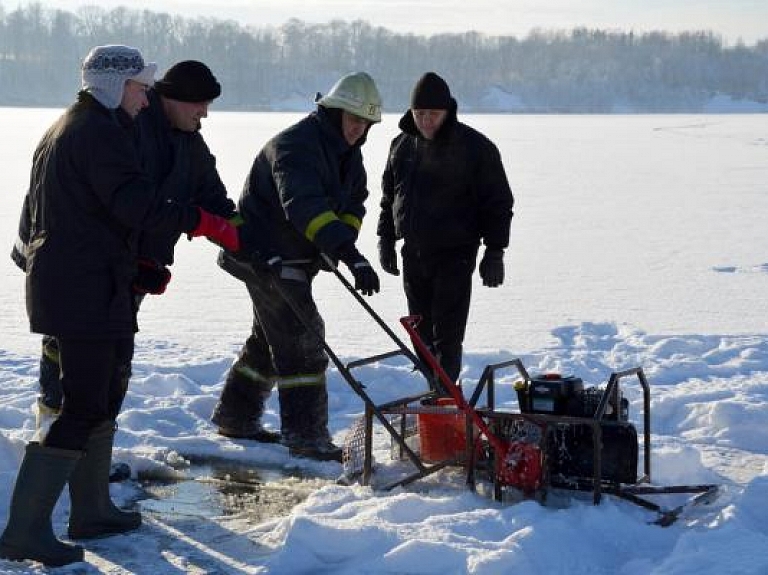 Pļaviņu novadā izmēģina Ogrē konstruētu ledus zāģi

