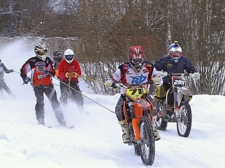 Latvijas čempionāts skijoringā un ziemas motokrosā startēs Lēdmanē

