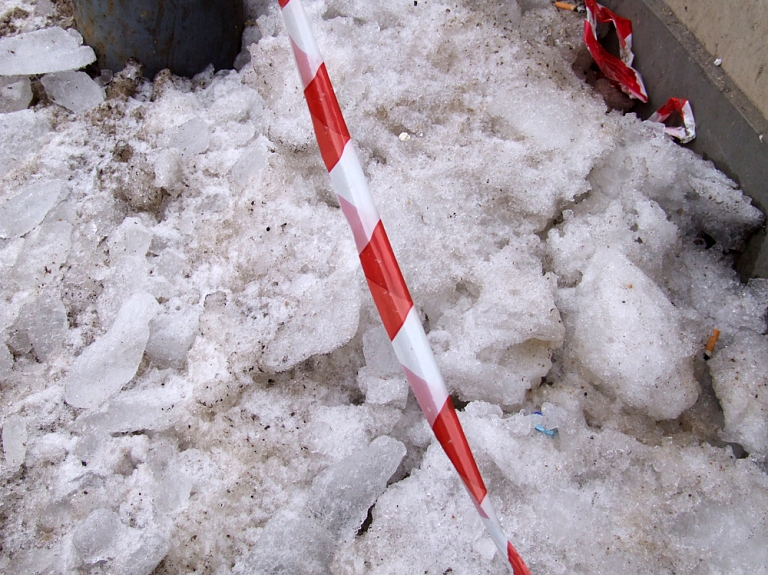 Helmanis mudina stingri sekot līdzi ceļu uzturētāju darbam
