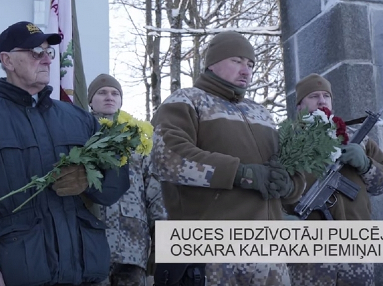 Auces iedzīvotāji pulcējas Oskara Kalpaka piemiņai


