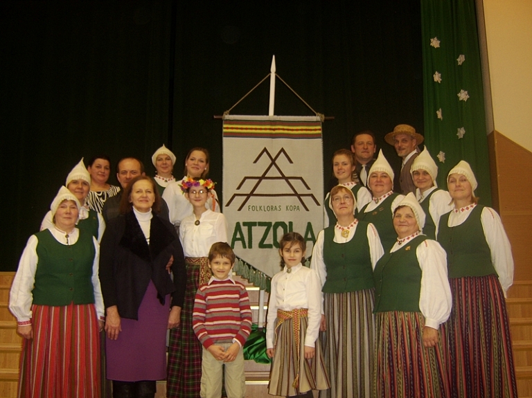 Folkloras kopas "Atzola" karoga iesvētīšana

