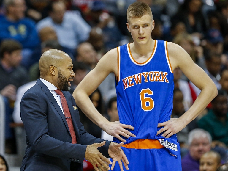 Porziņģis gūst 16 punktus un savāc piezīmju normu "Knicks" uzvarā

