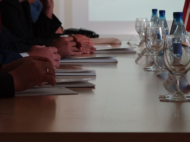 Abus direktora amata pretendentus virza konkursa otrajai kārtai

