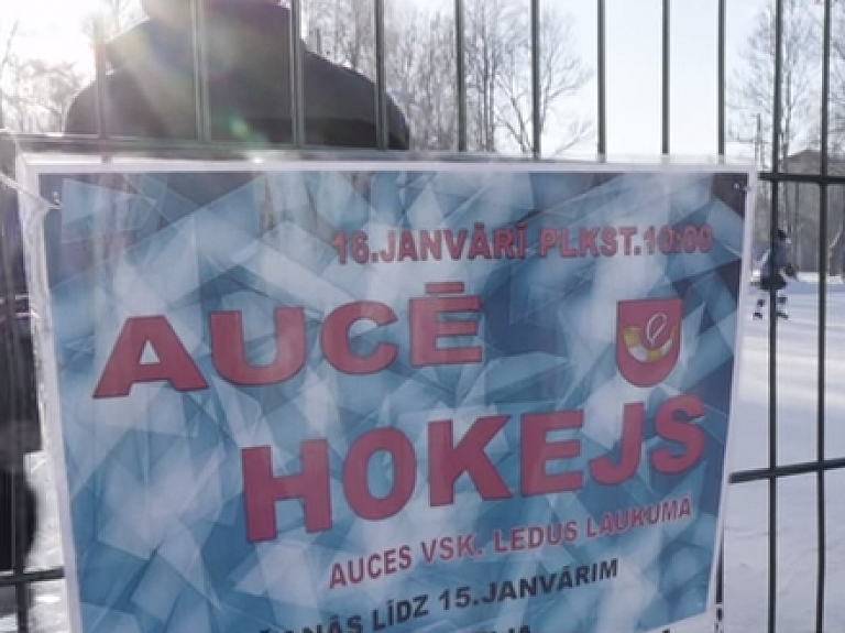 Aucē atklāta jaunā hokeja sezona

