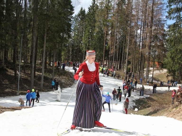 Turpinās pieteikšanās sacensībām "Biatlons visiem"