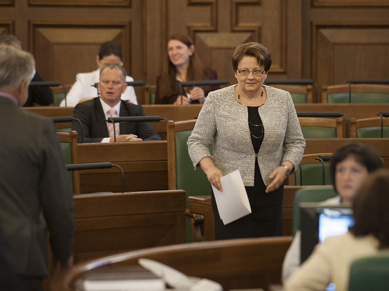 Straujuma uzskata, ka noteikumu par uztura ierobežojumiem skolās pamatbūtība ir jāsaglabā

