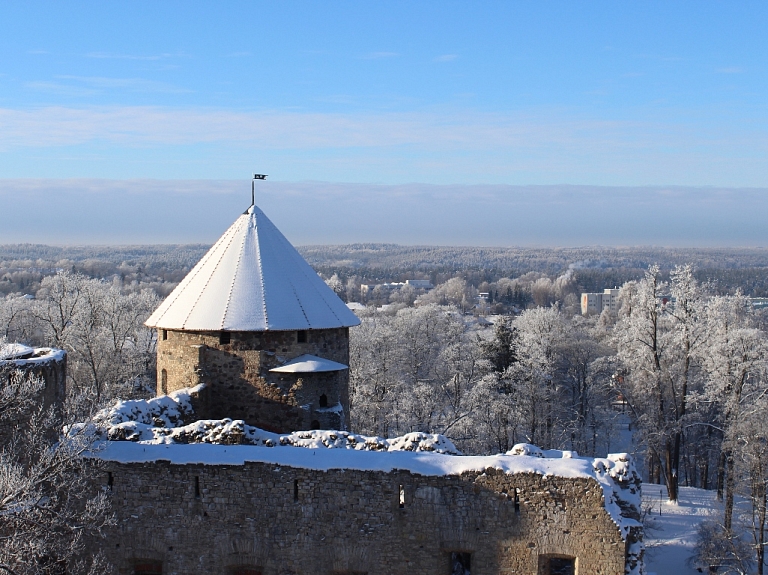 Cēsis krāsojas baltos ziemas toņos