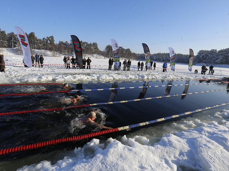 Liepājas ziemas peldēšanas sacensībās triumfē Jelgavas roņi


