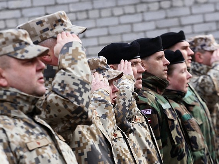 Decembrī zema ranga karavīri nopelnījuši krietni vairāk nekā ģenerāļi

