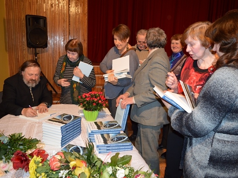 Pālē atklāj grāmatu "Vidzemes Svētupe mītiskajā un reālajā kultūrtelpā"