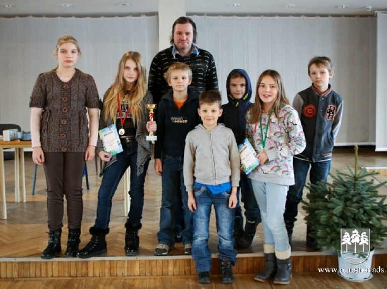 Ogres novada dambretistiem deviņas medaļas un divi kausi