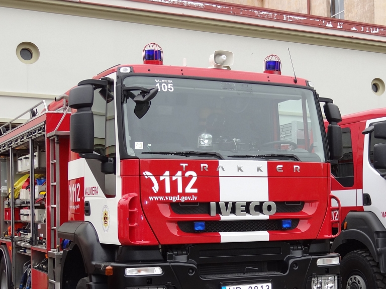 Mores pagastā dzīvojamās mājas dūmvadā aizdegušies sodrēji 

