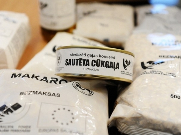 Sarkanais Krusts Valmierā trūcīgajiem cilvēkiem dalīs pārtikas, higiēnas un skolas piederumu pakas

