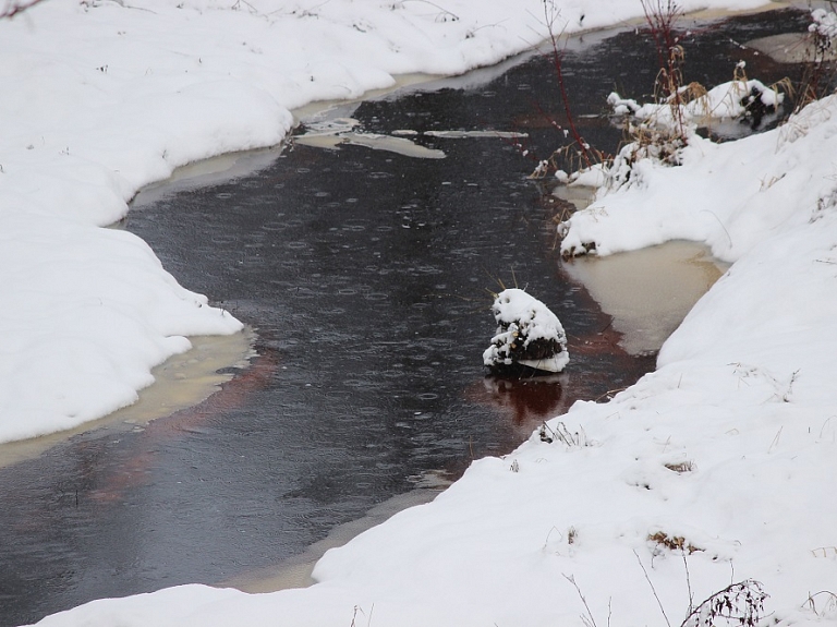 Ādažu pašvaldības policija aicina nekāpt uz ledus