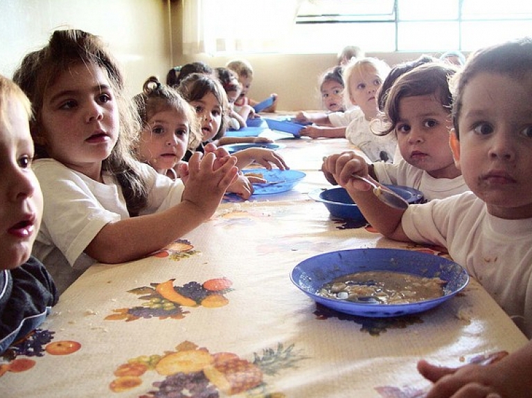 Nepanāk vienošanos strīdīgajos noteikumos par pārtikas ierobežojumiem skolās