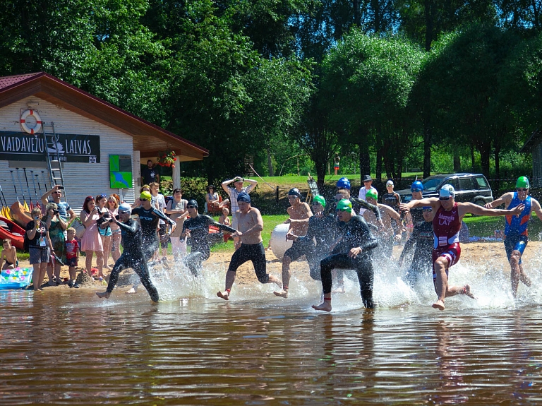 Turpinās aptauja par Kocēnu novada gada balvu sportā