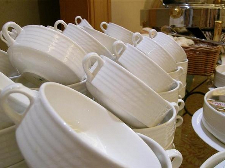 Vācijas sadraudzības pilsētas iedzīvotāji ziedo zupas virtuvei Siguldā

