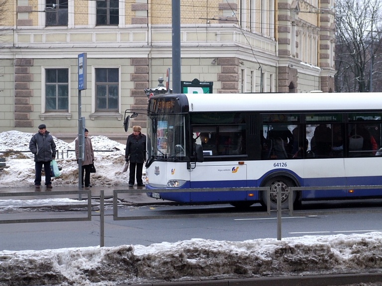 Rīgā savainojumus guvušas divas sabiedriskā transporta pasažieres

