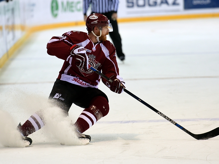 Rīgas "Dinamo" noraidījumiem bagātā mačā pārliecinoši zaudē KHL līderei CSKA

