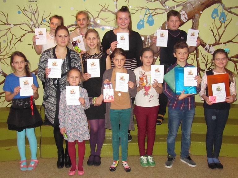 Sacenšas labākie Dienvidlatgales rotaļnieki un anekdošu stāstnieki

