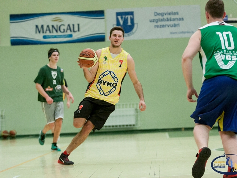 Komandas turpina cīņu Valmieras Pilsētas čempionātā basketbolā

