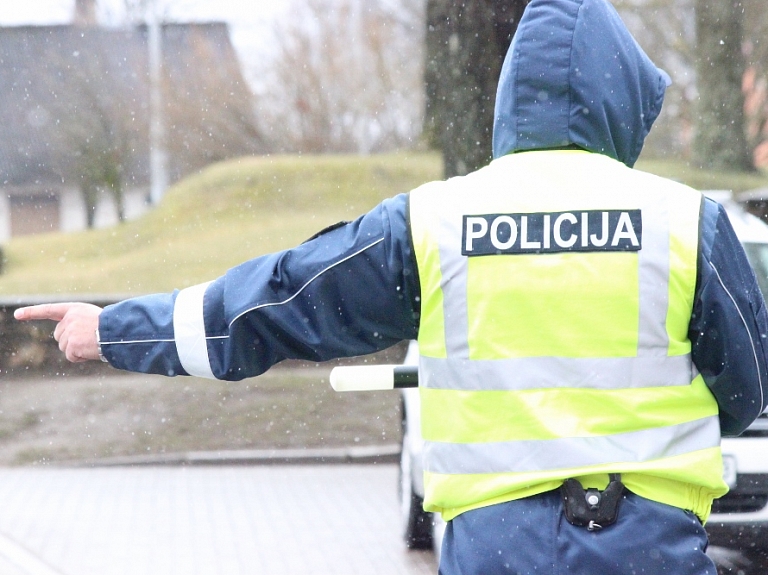 Vāc parakstus, lai policistiem, kuri atsakās no kukuļa, izmaksātu divtik lielas prēmijas

